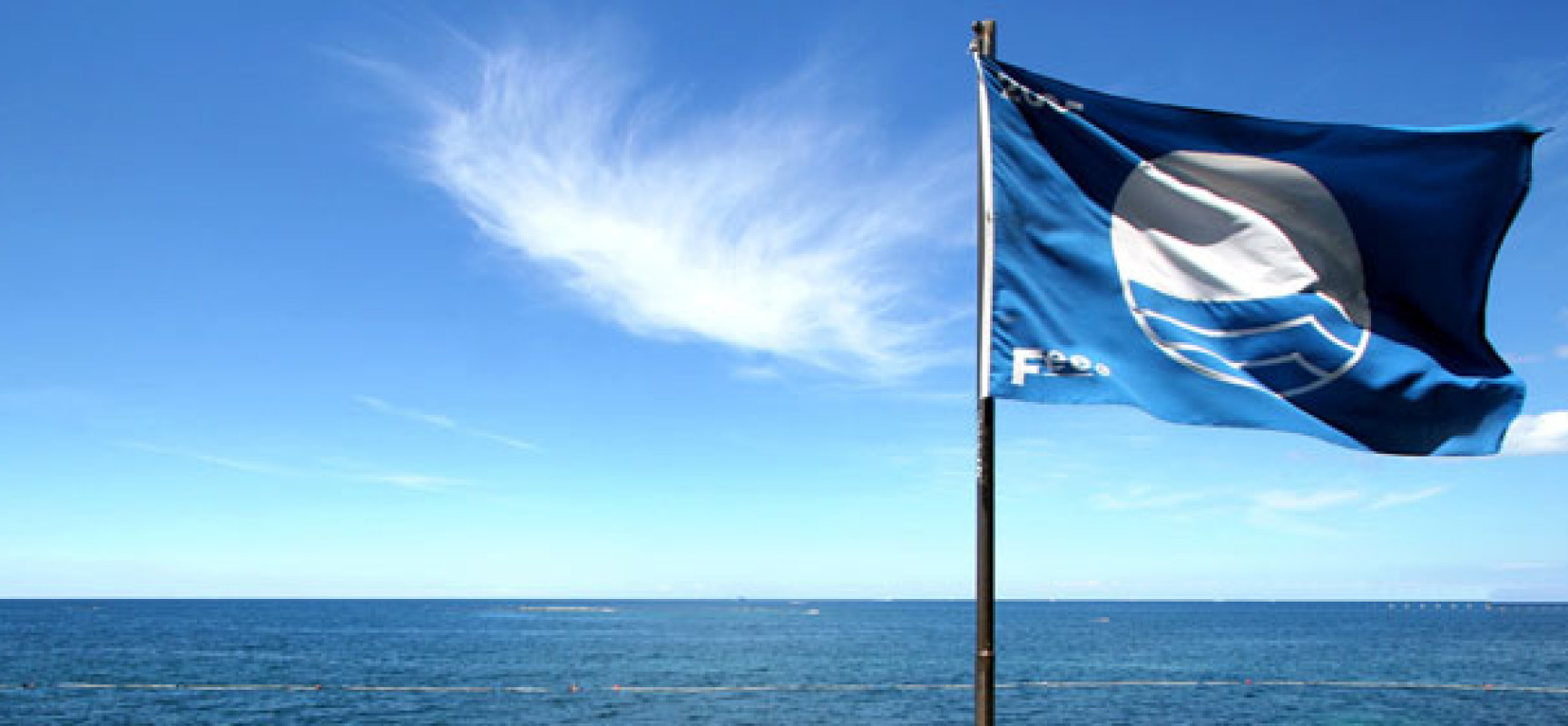 На борту холера бело синий флаг. Голубой флаг. Синий флаг. Пляжи с голубым флагом в России. Пляжи Турции с голубым флагом.