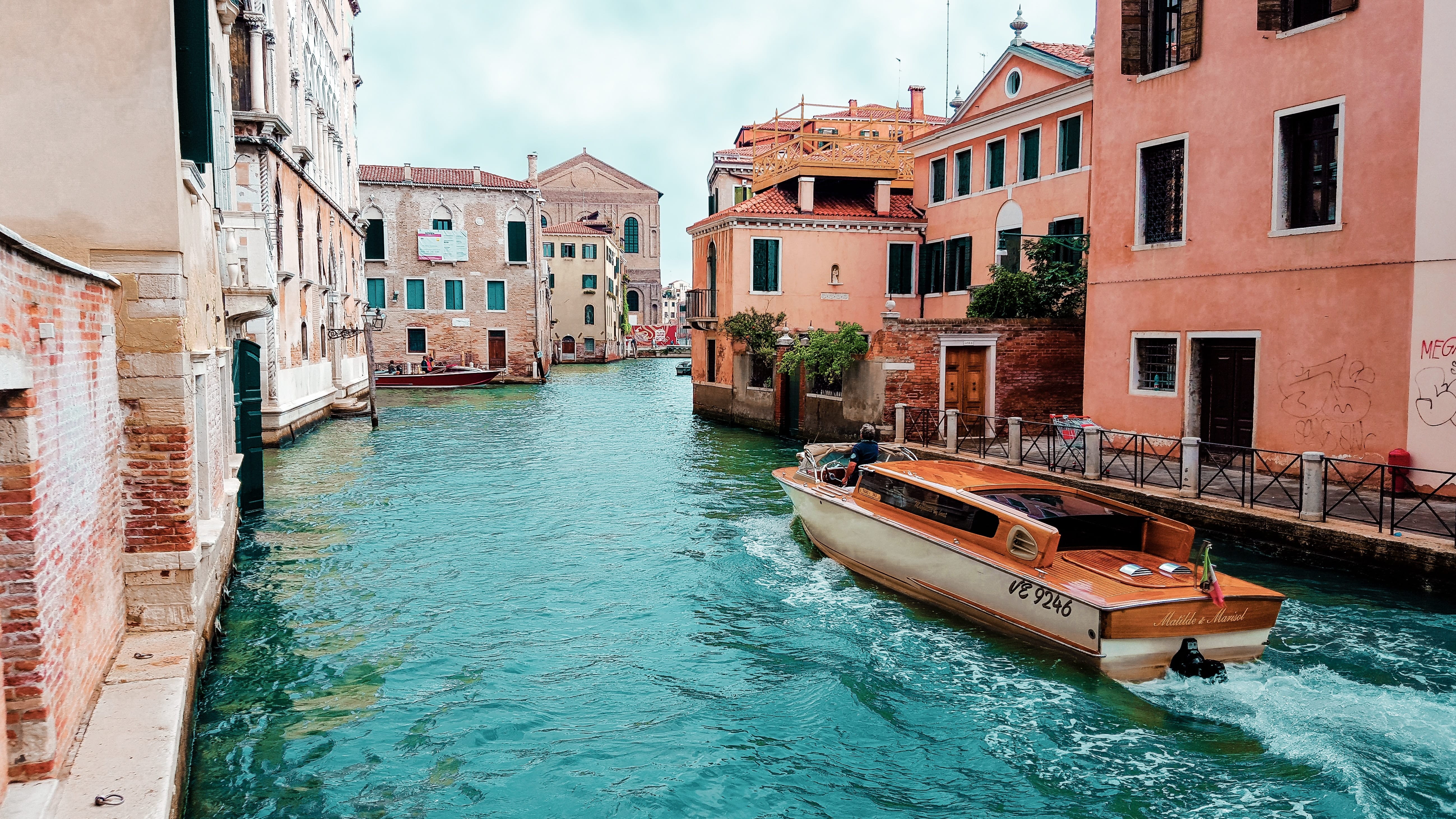 Город на реке в италии. Венеция Италия. Бирюзовый канал, Венеция, Италия. Река в Венеции. Ла-Маддалена Венеция.