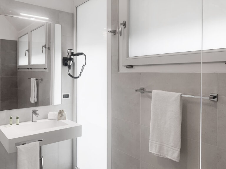 Bagno moderno del Bungalow Design Eleven al Camping Village Dei Fiori a Cavallino Treporti