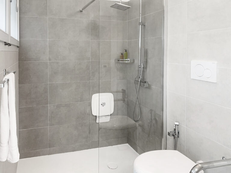 Doccia accessibile del bagno nel Bungalow Design Eleven al Camping Village Dei Fiori a Cavallino Treporti