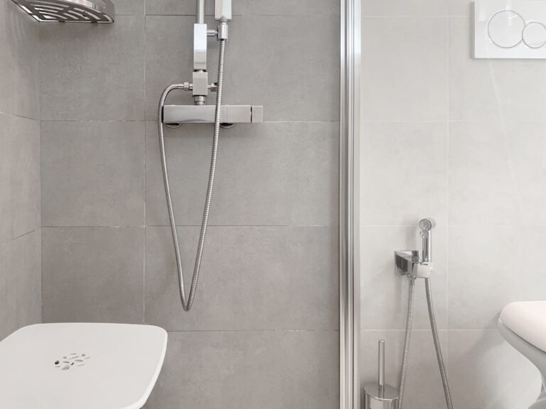 Dettaglio della doccia accessibile nel bagno del Bungalow Design Eleven al Camping Village Dei Fiori a Cavallino Treporti