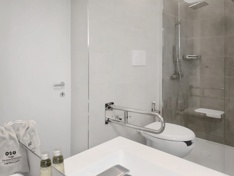 Bagno accessibile del Bungalow Design Eleven al Camping Village Dei Fiori a Cavallino Treporti