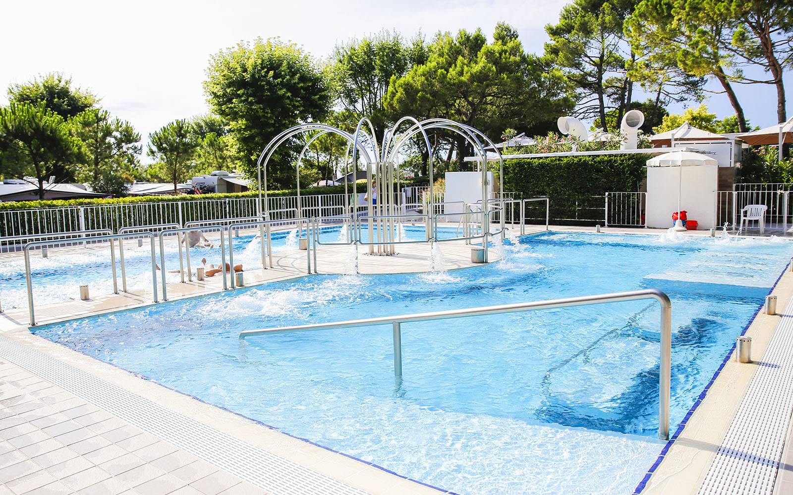 1-Campeggio-Dei-Fiori-Piscina-Idromassaggio