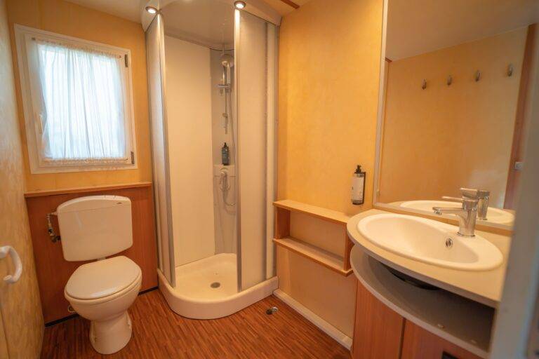Bagno della Maxi Mare Large con doccia, lavabo e servizi al Camping Dei Fiori.