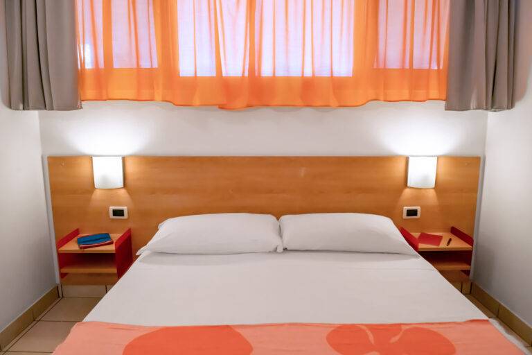 Camera matrimoniale del Bungalow Garden Twelve al Camping Village Dei Fiori a Cavallino Treporti