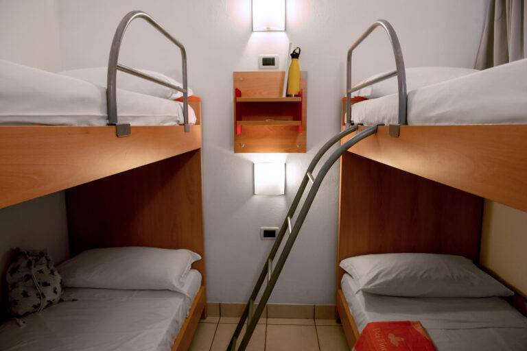 Camera con letti a castello nel Bungalow Garden Twelve del Camping Village Dei Fiori a Cavallino Treporti