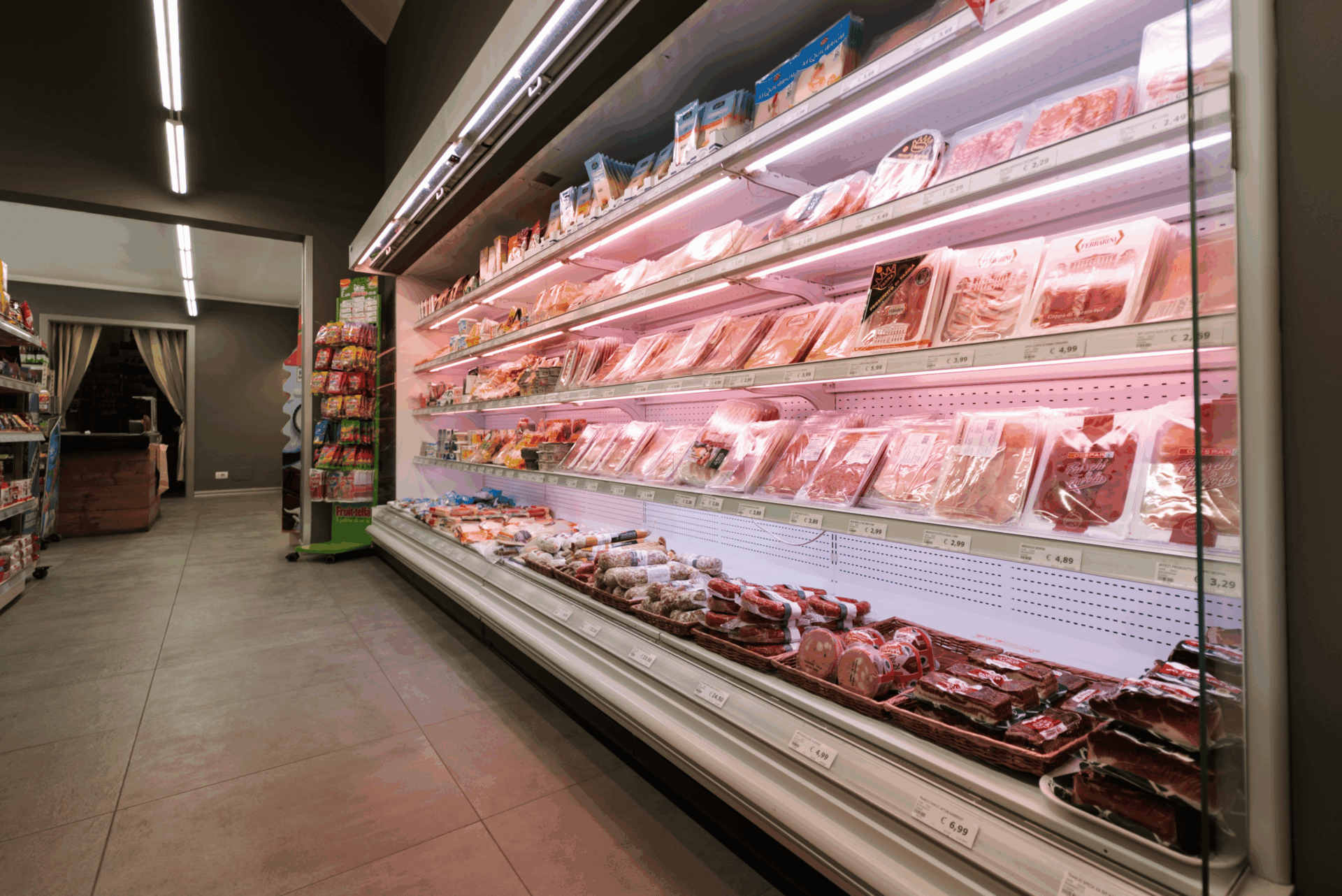 Banco refrigerato con salumi confezionati nel supermercato del Camping Village Dei Fiori.