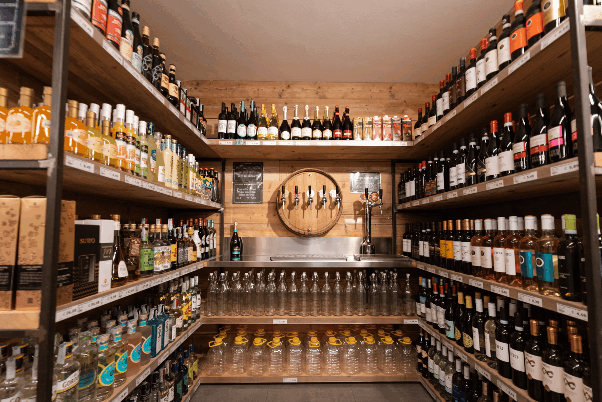 Reparto con vini, bevande e distributori alla spina nel supermercato del Camping Dei Fiori.