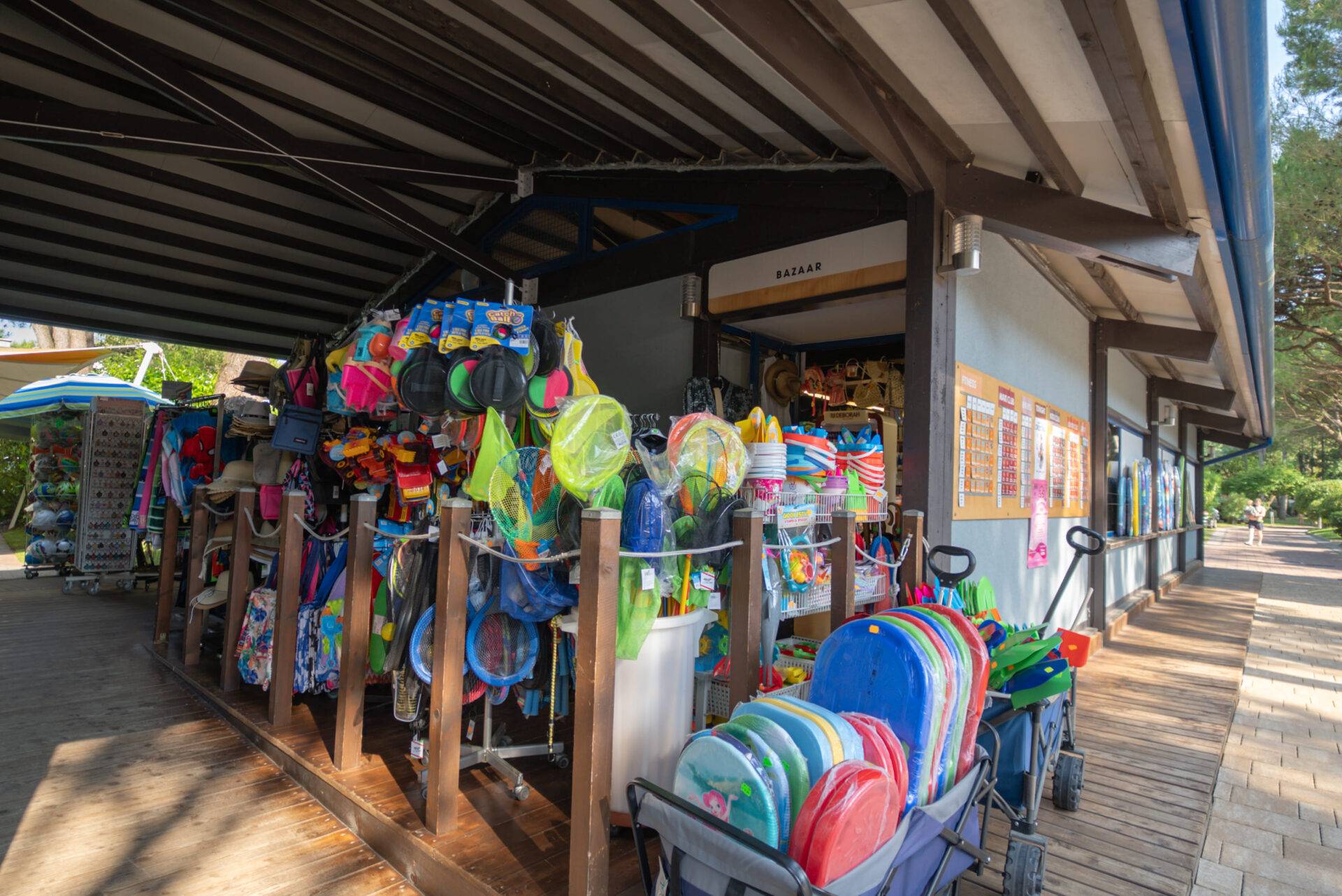 Esposizione di giochi e articoli da spiaggia all'esterno del bazar del Camping Village Dei Fiori.