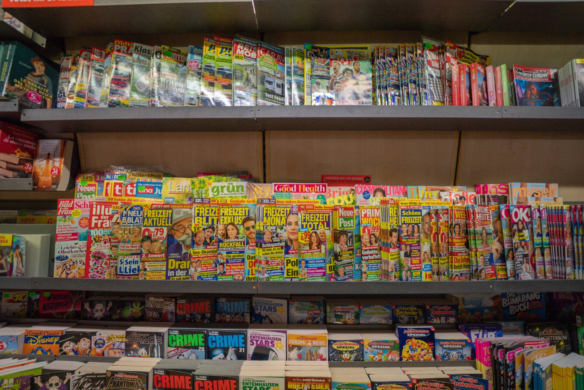 Scaffale con giornali, riviste e libri internazionali nel bazar del Camping Village Dei Fiori.
